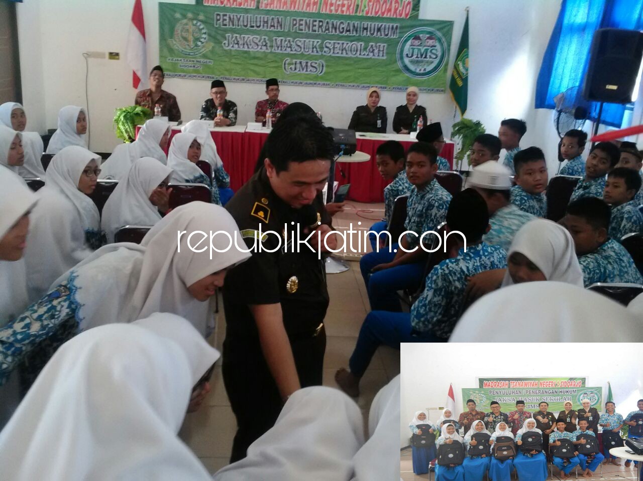 JMS - Kasi Intel, Kejari Sidoarjo, Idham Khalid memberikan pemaparan berbagai masalah hukum dihadapan 200 siswa dan siswi Madrasah Tsanawiyah Negeri (MTsN) 1 Sidoarjo, Kamis (01/02/2018).