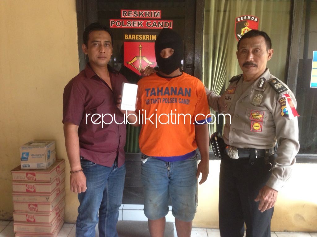 DIPAMERKAN - Tersangka pencurian Hand Phone (HP), Septa Hernawan warga Kota Madiun bersama barang bukti curiannya saat di Polsek Candi, Selasa (06/02/2018).