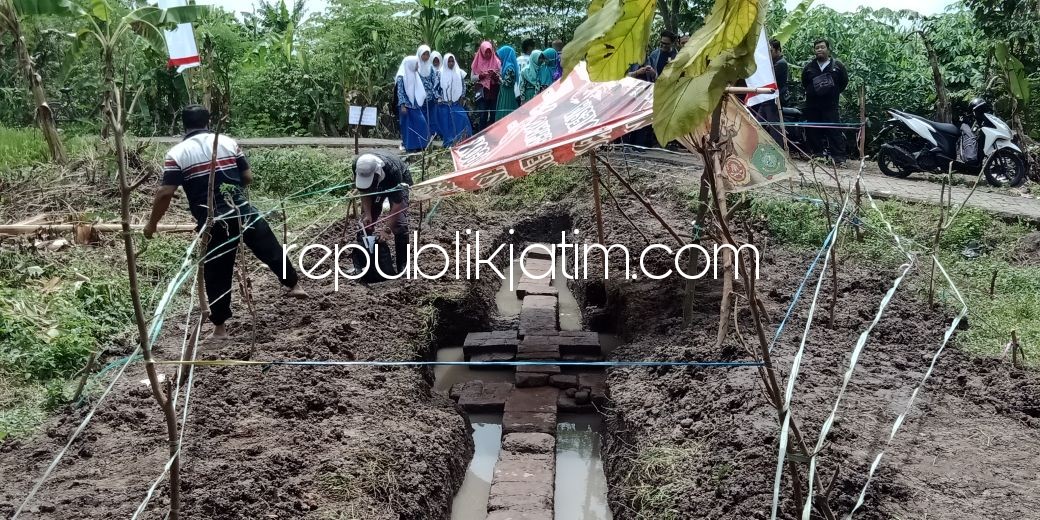 DIKUNJUNGI - Situs Trik di Desa Kedungbocok, Kecamatan Tarik, Kabupaten Sidoarjo mulai dikunjungi sejumlah kalangan pelajar, Disporapar dan BPCB Trowulan, Mojokerto, Kamis (08/02/2018).