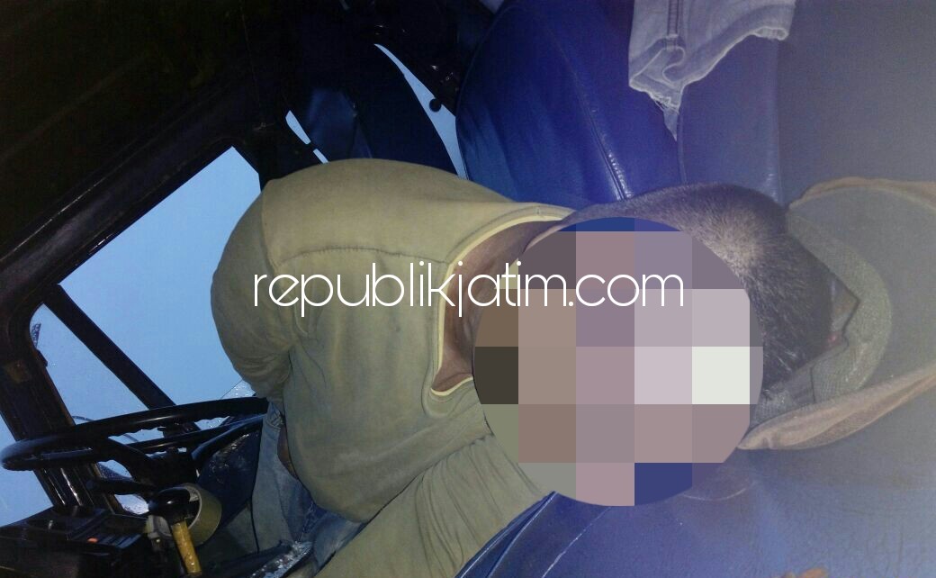 TEWAS MENDADAK - Jenazah Malik saat ditemukan di atas jok kemudi stir truk bermuatan air mineral dievakuasi petugas Jasa Marga untuk dilarikan ke RS Bhayangkara Pusdik Gasum Porong, Jumat (09/02/2018).