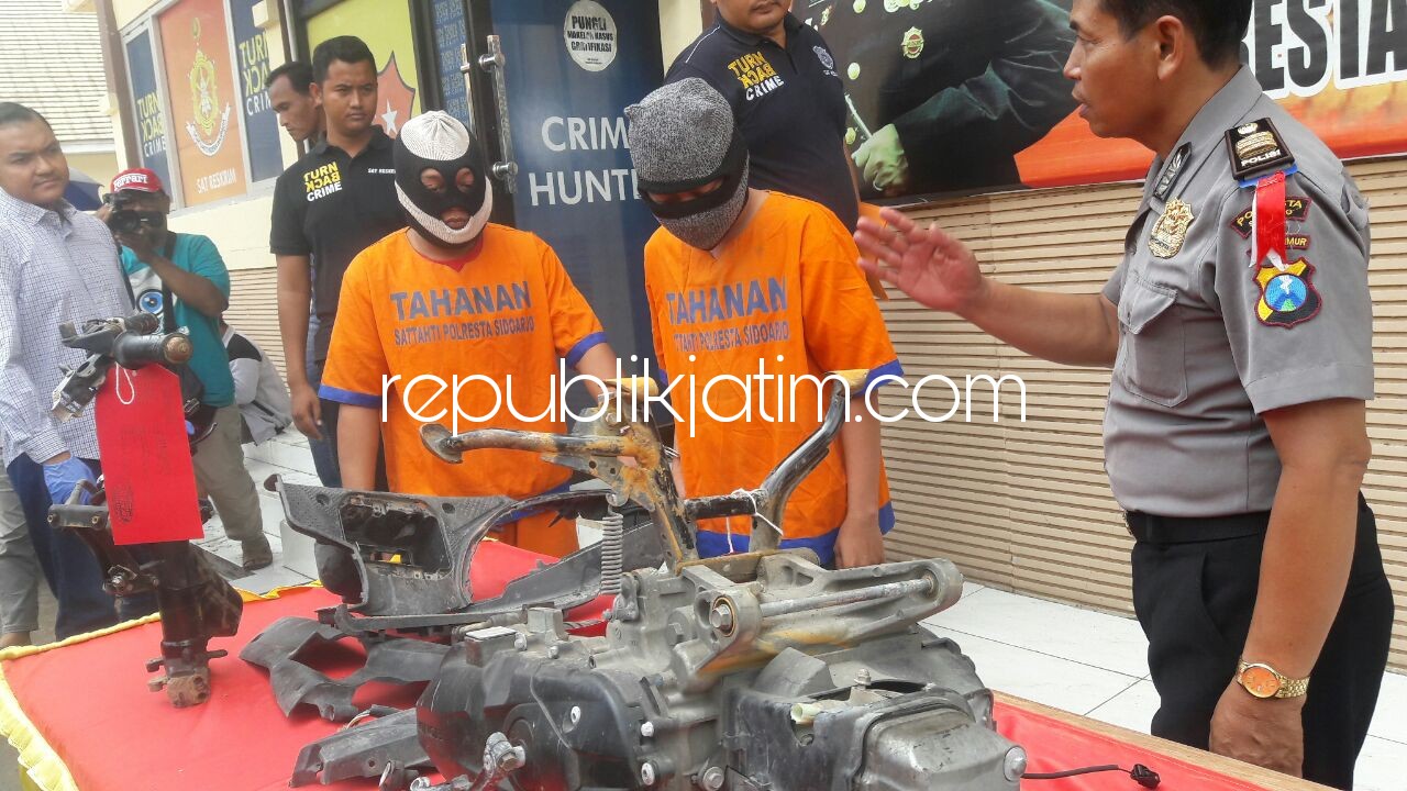 PERAMPAS - Dua tersangka perampasan motor, Ainun Nidhom dan Avif bersama barang buktinya dipamerkan Satuan Reskrim, Polresta Sidoarjo sementara 2 rekannya ditetapkan DPO, Minggu (11/02/2018).