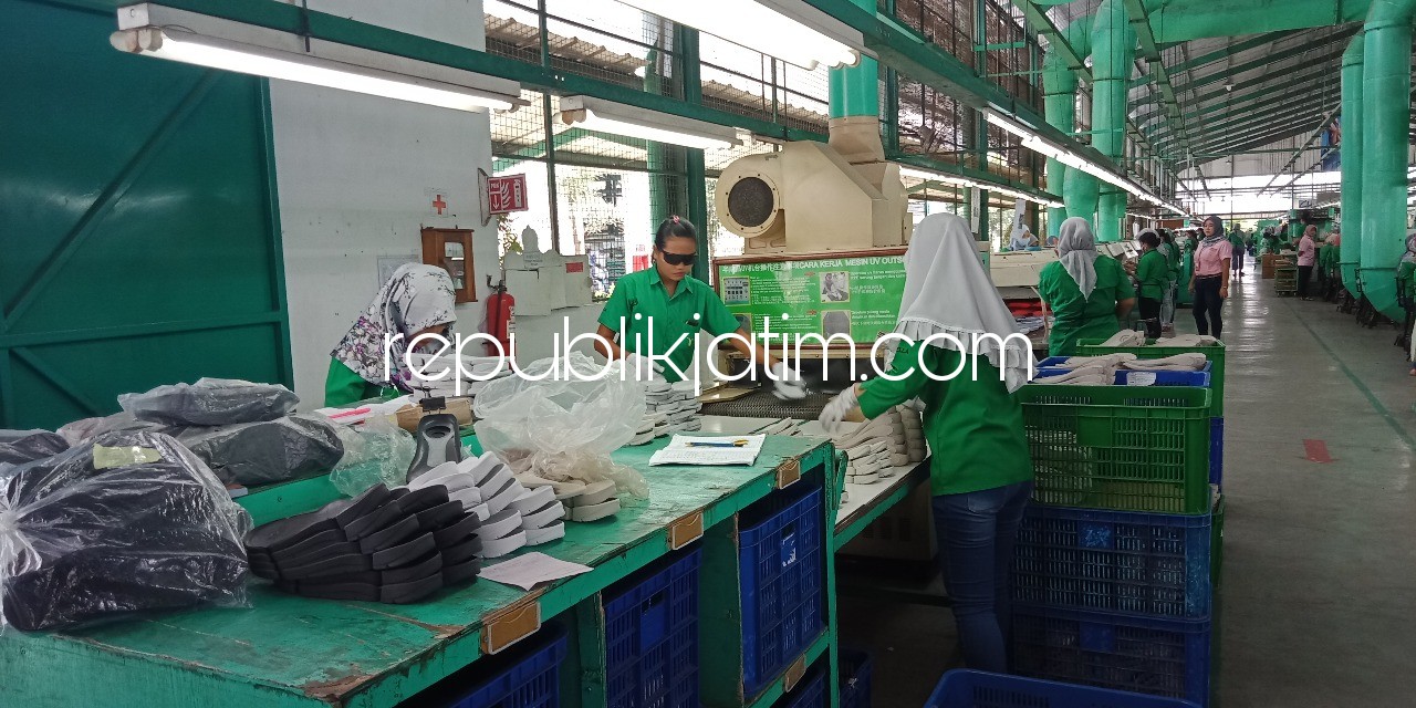 DIFABEL - PT Young Tree yang ada di Dusun Banar, Desa Pilang, Kecamatan Wonoayu yang dikunjungi Sekretaris Aprisindo Jatim, Ali Mas'ud mulai mempekerjakan 28 kaum difabel untuk menjalankan amanah undang-undang Ketenagakerjaan, Senin (12/02/2018).