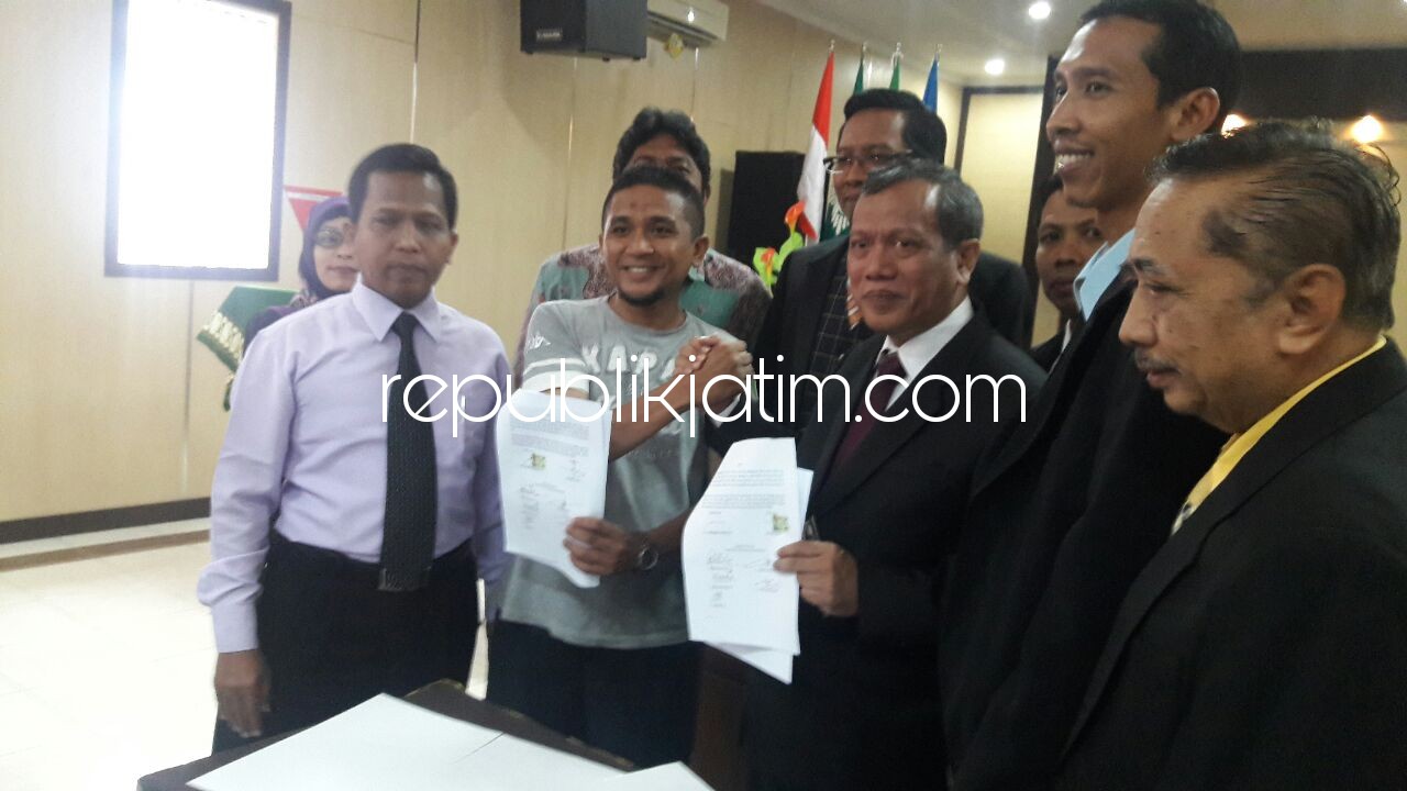 KESEPAKATAN - Manajemen Rumah Sakit Siti Khodijah dan keluarga pasien almarhum Supariyah akhirnya sepakat menempuh jalan damai atas kasus kematian warga Desa Ketegan, Kecamatan Taman yang dituangkan dalam Surat Kesepakatan Bersama, Kamis (15/02/2018).