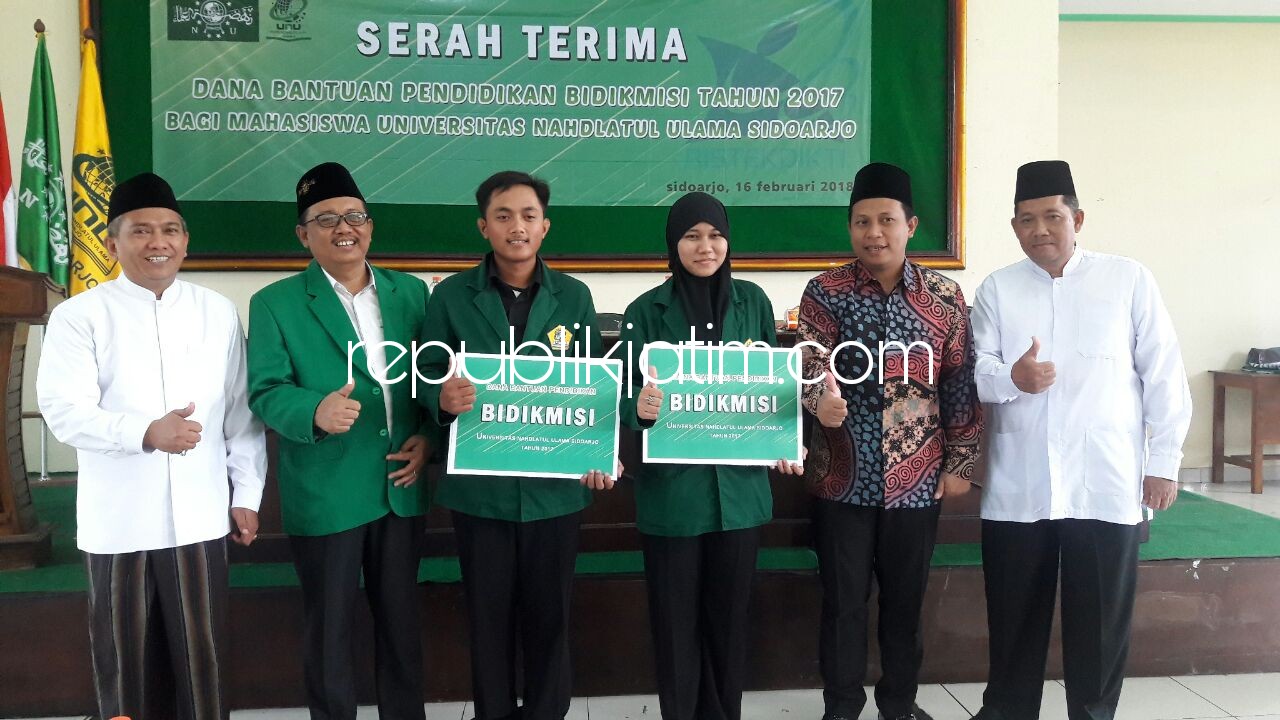 BEASISWA - Wakil Ketua Komisi VII DPR RI, Syaikhul Islam Ali menyerahkan dana bantuan pendidikan Bidik Misi Tahun 2017 bagi 170 mahasiswa Universitas Nadlotul Ulama Sidoarjo (Unusida) di kantor PCNU Sidoarjo, Jumat (16/02/2018).