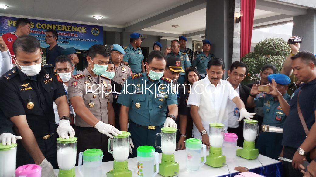 DIMUSNAHKAN - Sebanyak 1,2 kilogram sabu-sabu dimusnahkan tim gabungan Polresta Sidoarjo, Lanudal Juanda, BNN Sidoarjo, dan Petugas KPPBC Tipe Madya Pabean Juanda dengan cara diblender di Lanudal Juanda, Senin (19/02/2018).