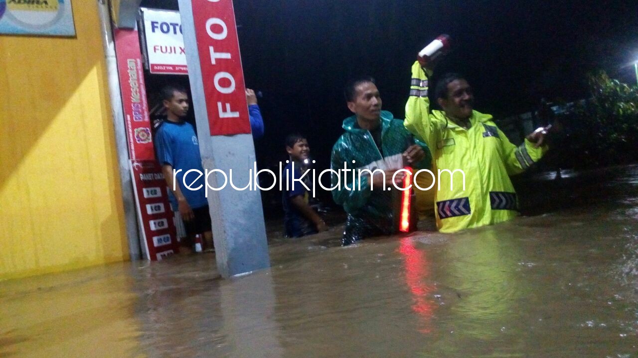 BANJIR - Banjir setinggi pinggang orang dewasa melanda wilayah Kecamatan Rejoso, Kabupaten Nganjuk, Senin (19/02/2018) malam.