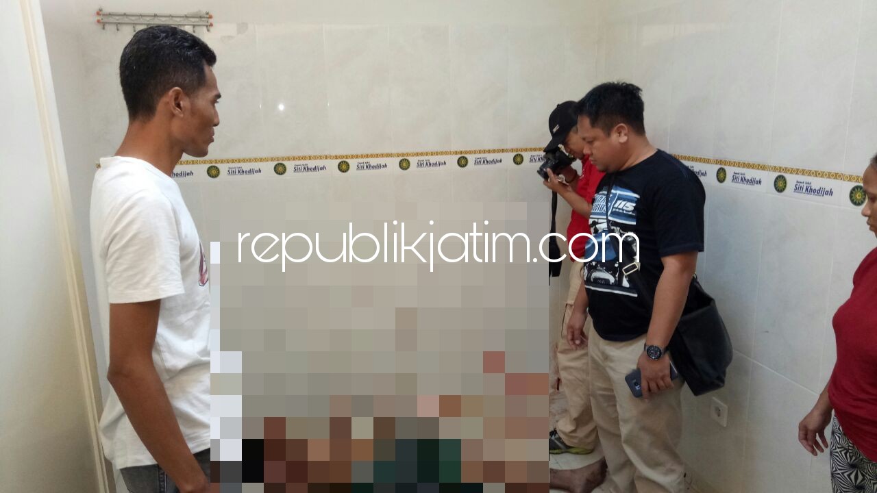 OLAH TKP - Sejumlah petugas Polsek Waru dan Polresta Sidoarjo menggekar olah TKP atas kematian, Mbah Tum di salah satu Kafe Karaoke di Bungurasih, Selasa (20/02/2018).