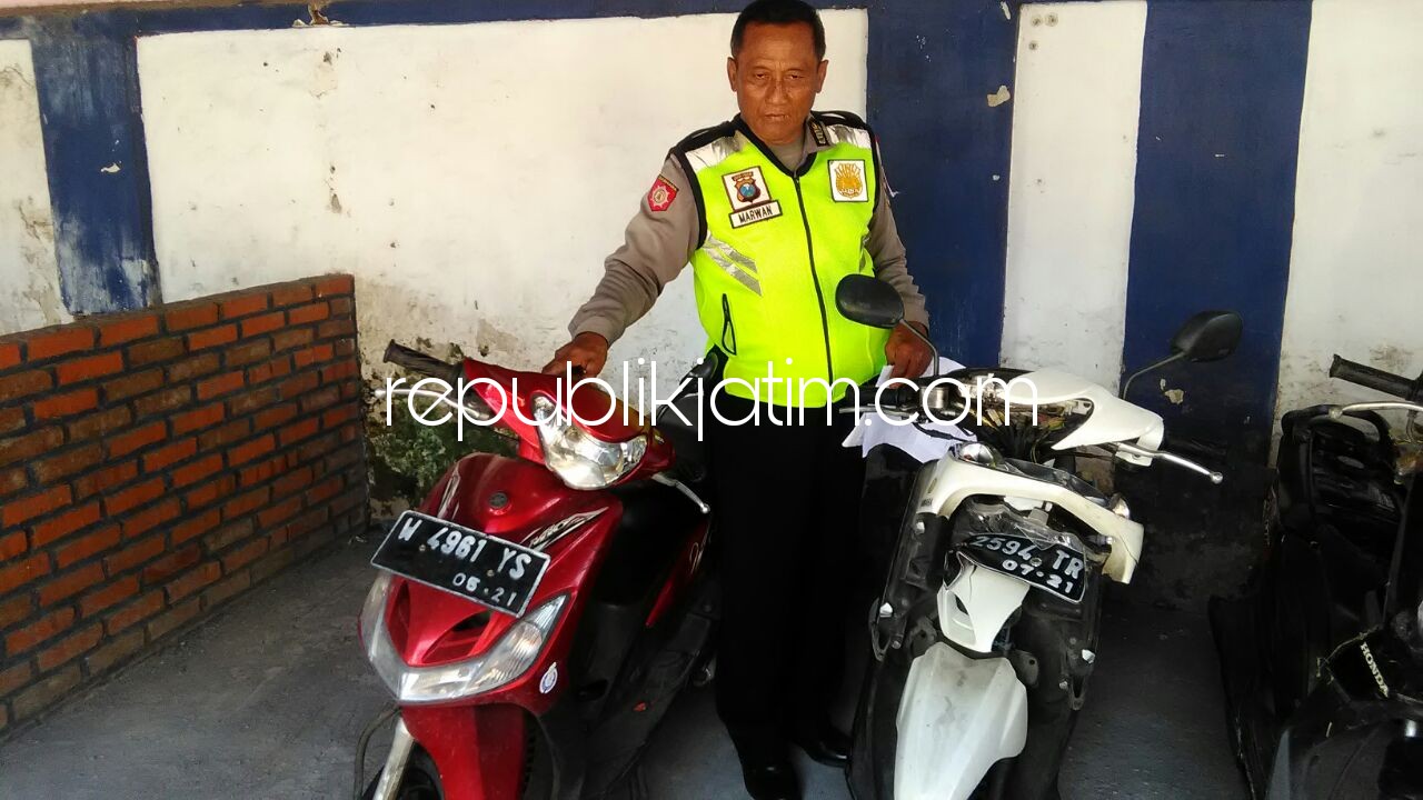 BARANG BUKTI - Kanit Shabara Polsek Tulangan, Aiptu Marwan menunjukkan barang bukti kecelakaan Mio lawan Mio di Jalan Desa Kenongo, Kecamatan Tulangan, Kabupaten Sidoarjo, Rabu (21/02/2018).