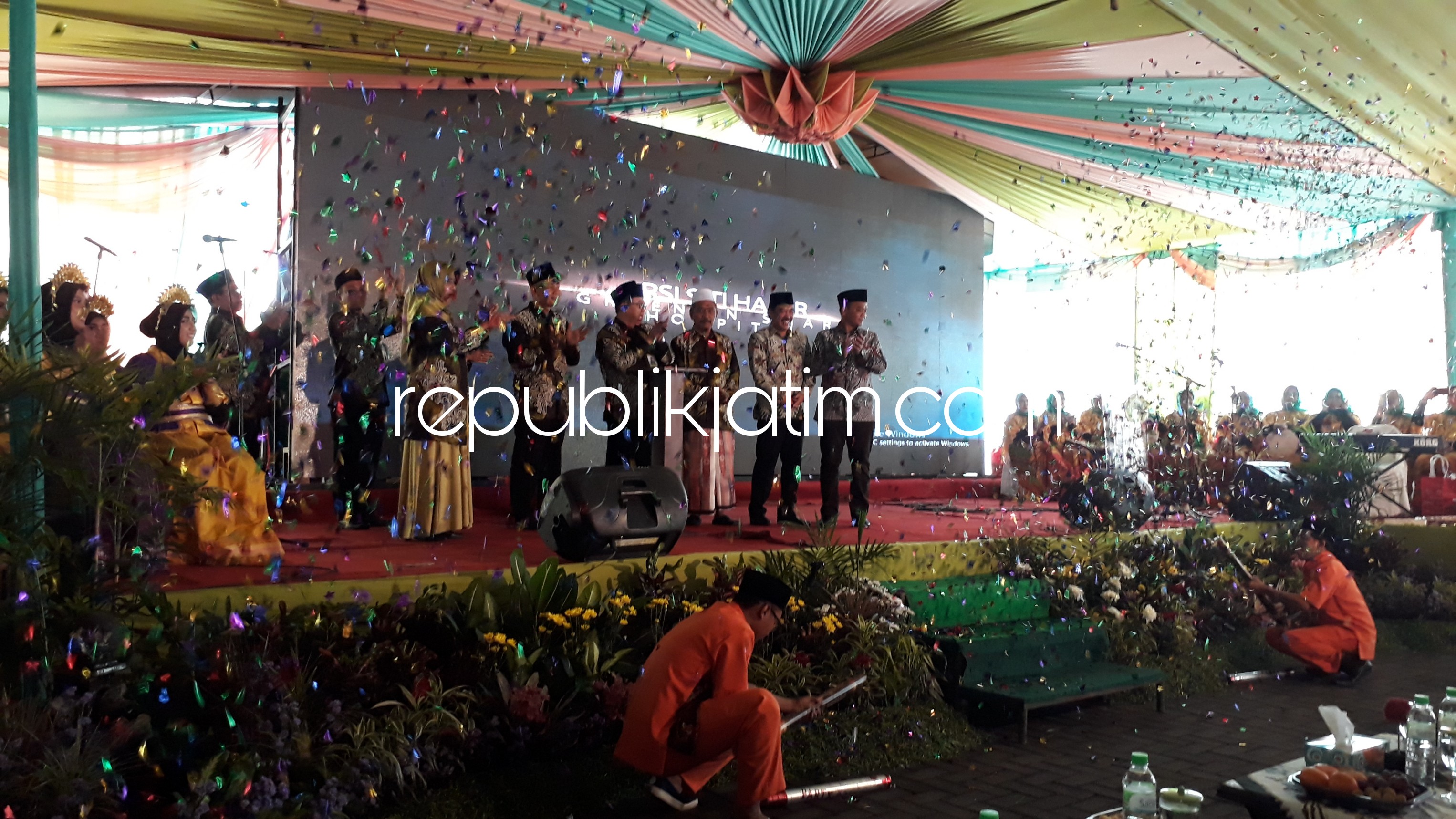 LAUNCHING - Direktur RSI Siti Hajar Sidoarjo, dr Hidayatullah Sp S didampingi Wabup Sidoarjo, Nur Ahmad Syaifuddin melaunching pendaftaran pasien berbasis online dan rencana pembangunan gedung berlantai VII dalam Harla ke 55, Sabtu (24/02/2018).