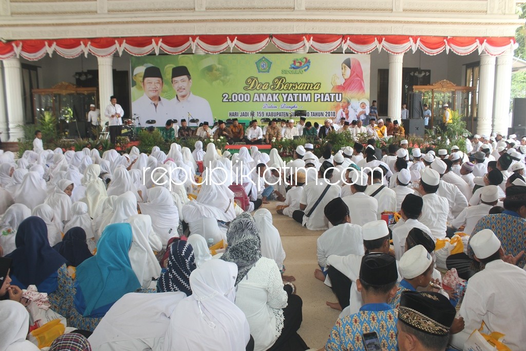 DOA BERSAMA - Sekitar 2.000 anak yatim piatu se Kabupaten Sidoarjo doa bersama para pejabat Pemkab di Pendopo Delta Wibawa Sidoarjo, Minggu (25/02/2018).