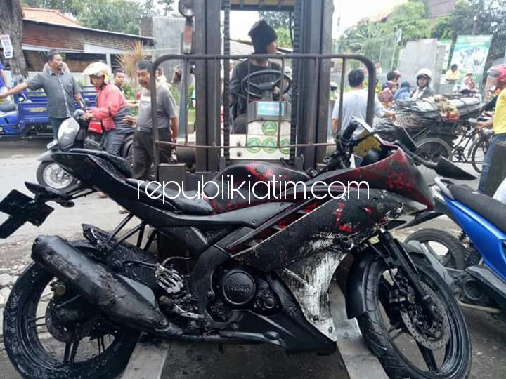 MOTOR - Sejumlah bocah asal Desa Ngingas, Kecamatan Waru, Kabupaten Sidoarjo menemukan motor Yamaha R15 yang diduga sudah terendam selama 3 bulan lebih dan kini diamankan di Polsek Waru, Sabtu (24/02/2018).