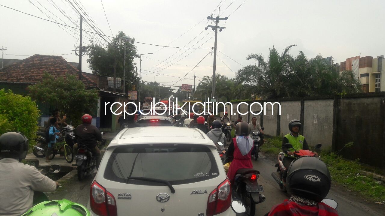 MACET TOTAL - Kondisi fly over Desa Sepande, Kecamatan Candi, Kabupaten Sidoarjo macet total saat jam-jam berangkat dan pulang kerja lantaran kendaraan dari arah barat dan timur sama-sama tak mau mengalah, Senin (26/02/2018).