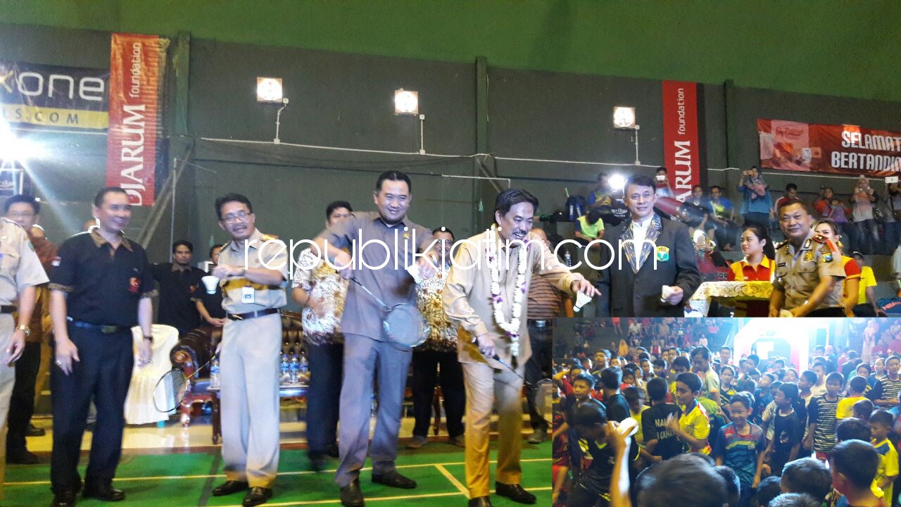 BUKA - Wakil Bupati Sidoarjo, Nur Ahmad Syaifuddin membuka acara Turnamen Bulu Tangkis Nasional Bupati Sidoarjo Cup di GOR Bulu Tangkis Sidoarjo, Senin (26/02/2018).