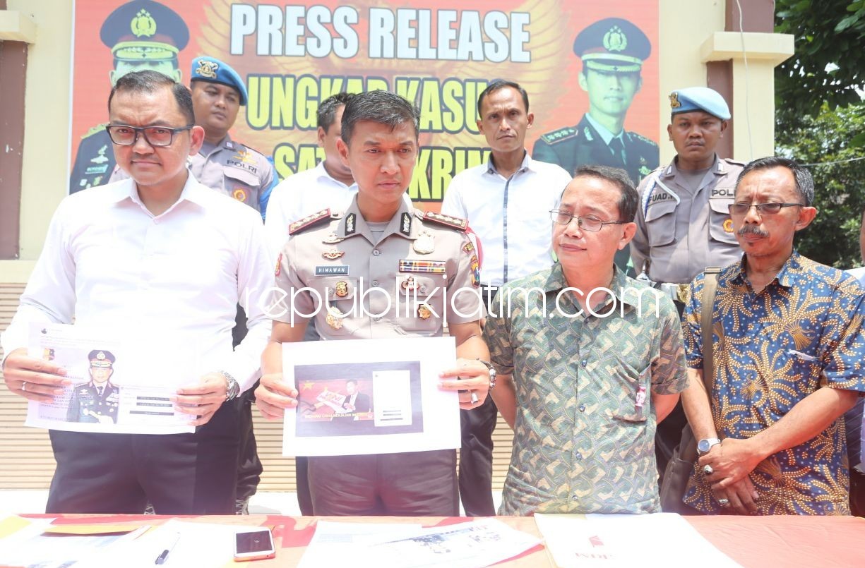 TAK DITAHAN - Kapolresta Sidoarjo, Kombes Pol Himawan Bayu Aji menunjukkan tersangka ujaran kebencian, Emir Riyanto (56) karena menyebar ujaran kebencian tetapi tak ditahan tim penyidik Satuan Reskrim, Polresta Sidoarjo, Rabu (28/02/2018).