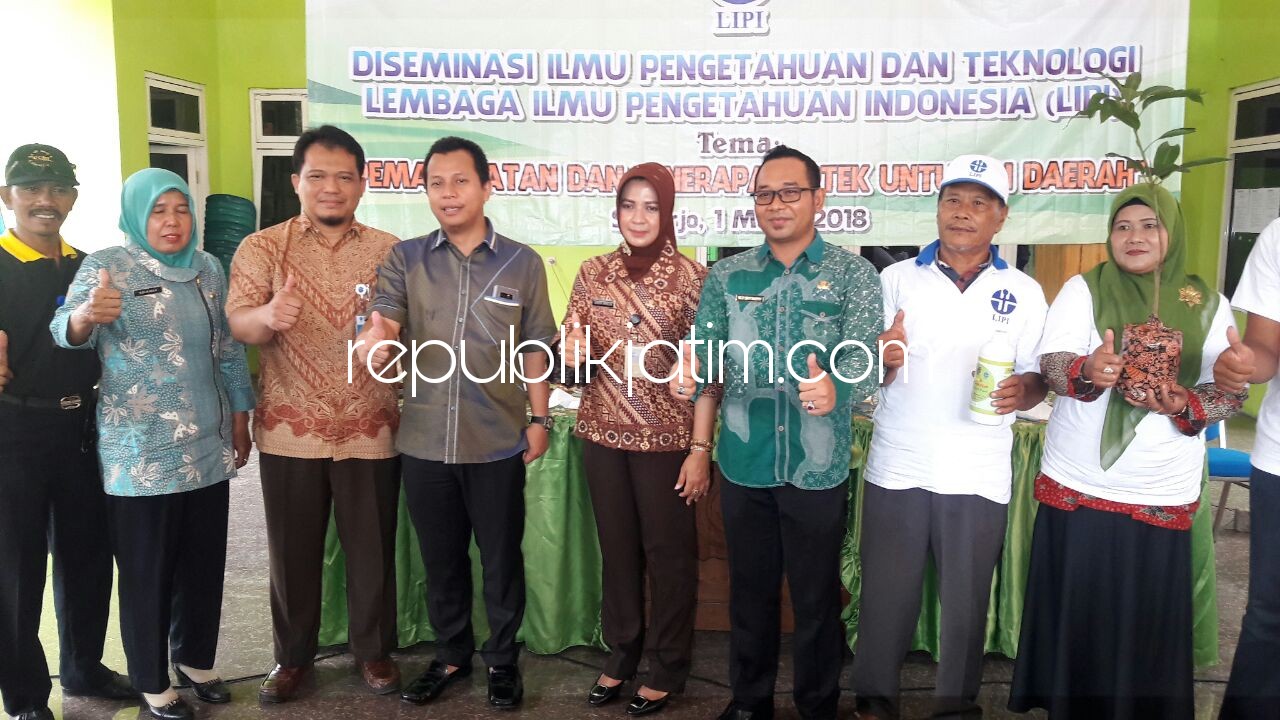 BERI BANTUAN - Direktur Pusat Inovasi LIPI, Dr Sasha Sofyan Munawar dan Wakil Ketua Komisi VII DPR RI, Syaikhul Islam menyerahkan bibit mangga dan klengkeng 1.250 pohon serta alat produksi pupuk organik di Desa Gampang, Prambon, Kamis (01/03/2018).