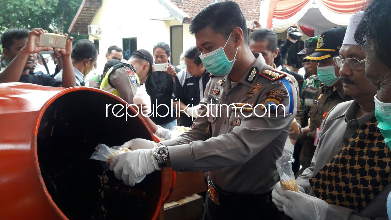 DIMUSNAHKAN - Kapolresta Sidoarjo, Kombes Pol Himawan Bayu Aji memimpin pemusnahan sebanyak 5,3 juta pil PCC dengan cara dihancurkan menggunakan 3 molen di halaman Polsek Wonoayu, Kamis (01/03/2018).