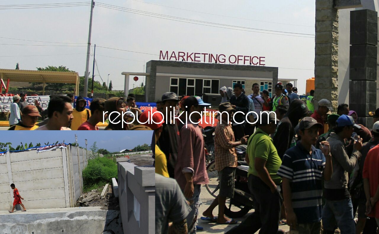 BLOKIR - Ratusan warga Desa Kemiri, Kecamatan/Kabupaten Sidoarjo menggelar aksi dengan menutup pintu masuk selatan Kawasan Industri dan Pergudangan Central Industrial Park (CIP), Jumat (02/03/2018).