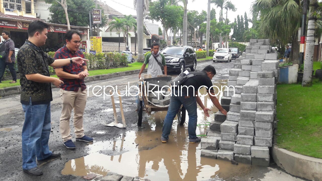BANGUN - Manajemen PT Damai Putra Grup pengembang Perumahan Deltasari Indah dan Deltasari Baru mulai memperbaiki jalan utama di blok Bozem untuk dipavingisasi dan ditinggikan 20 sentimeter, Jumat (02/03/2018).