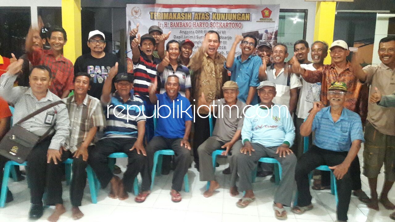 TAMPUNG KELUHAN - Anggota Komisi VI DPR RI, Bambang Haryo Soekartono menampung aspirasi dan memberikan bantuan untuk para petani asal Desa Kebonsari, Kecamatan Candi, Kabupaten Sidoarjo, Jumat (02/03/2018) sore.