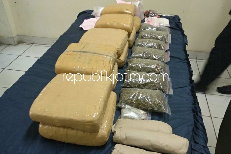 PAKET GANJA - Petugas BNN Prooinsi Jawa Timur mengamankan 12 kilogram paket ganja kering di pintu masuk Perum Graha Cemandi Residen, Desa Cemandi, Kecamatan Sedati, Sidoarjo, Jumat (02/03/2018) sore.