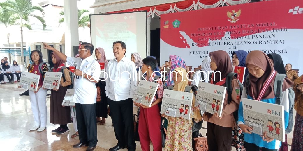 BANTUAN - Mensos RI, Idris Marham dan Wabup Sidoarjo, Nur Akhmad Syaifuddin saat memantau warga penerima bansos dan mengambil uang tunai di Pendopo Delta Wibawa Sidoarjo, Sabtu (03/03/2018).