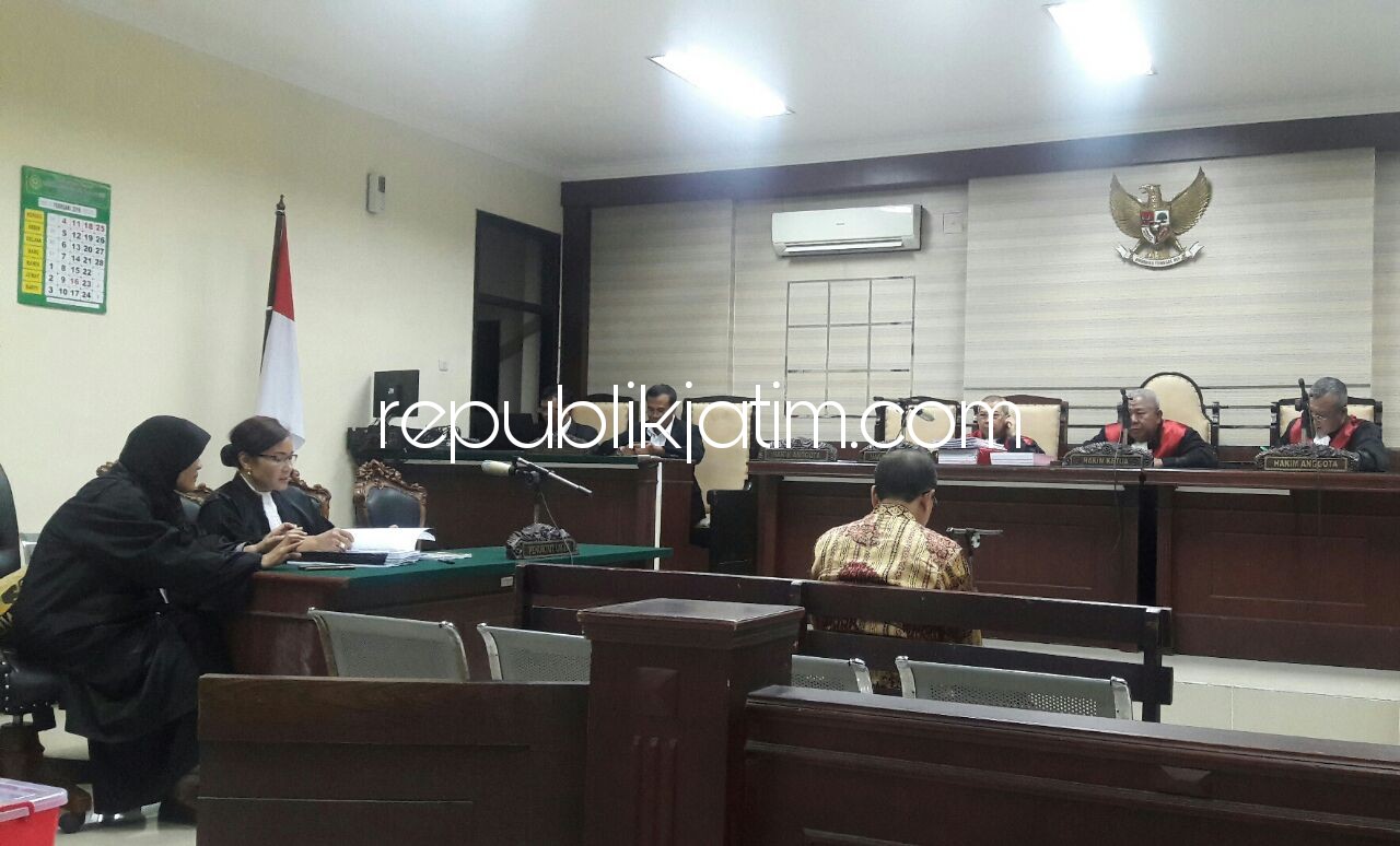 DIVONIS - Mantan Ketua Pansus PD Aneka Usaha (PDAU), Khoirul Huda divonis majelis hakim 1 tahun penjara dalam sidang putusan di Pengadilan Tipikor Jawa Timur, di Juanda, Sidoarjo kemarin.