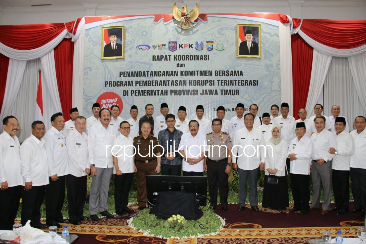 KOORDINASI - KPK, Gubernur, Polda, Kejari serta seluruh Bupati/Walikota serta Ketua DPRD seluruh Jatim rapat koordinasi di Gedung Grahadi, Rabun (07/03/2018).