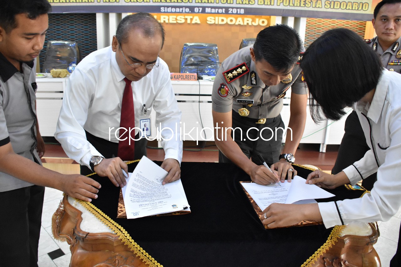 MoU - Kapolresta Sidoarjo, Kombes Pol Himawan Bayu Aji dan Kepala Cabang BRI Sidoarjo, Dhanardono menandatangani Nota Kesepahaman pembayaran PNBP SKCK melalui BRI, Rabu (07/03/2018).