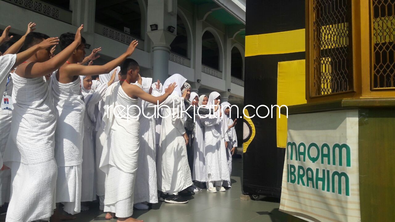 MANASIK - Sebanyak 207 siswa dan siswi kelas XII SMA Muhammadiyah 1 Taman (Smamita) Sidoarjo diberi pembelajaran Manasik di Masjid Agung Al Akbar, Surabaya, Kamis (08/03/2018).