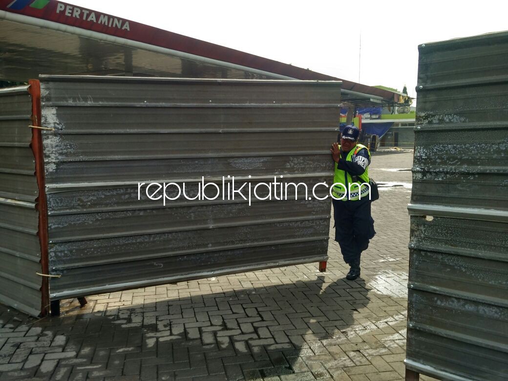 STERIL - Kondisi Pom Bensin (SPBU) Berbek, Kecamatan Waru, Kabupaten Sidoarjo yang ditutup total paska kebakaran, Jumat (08/03/2018).