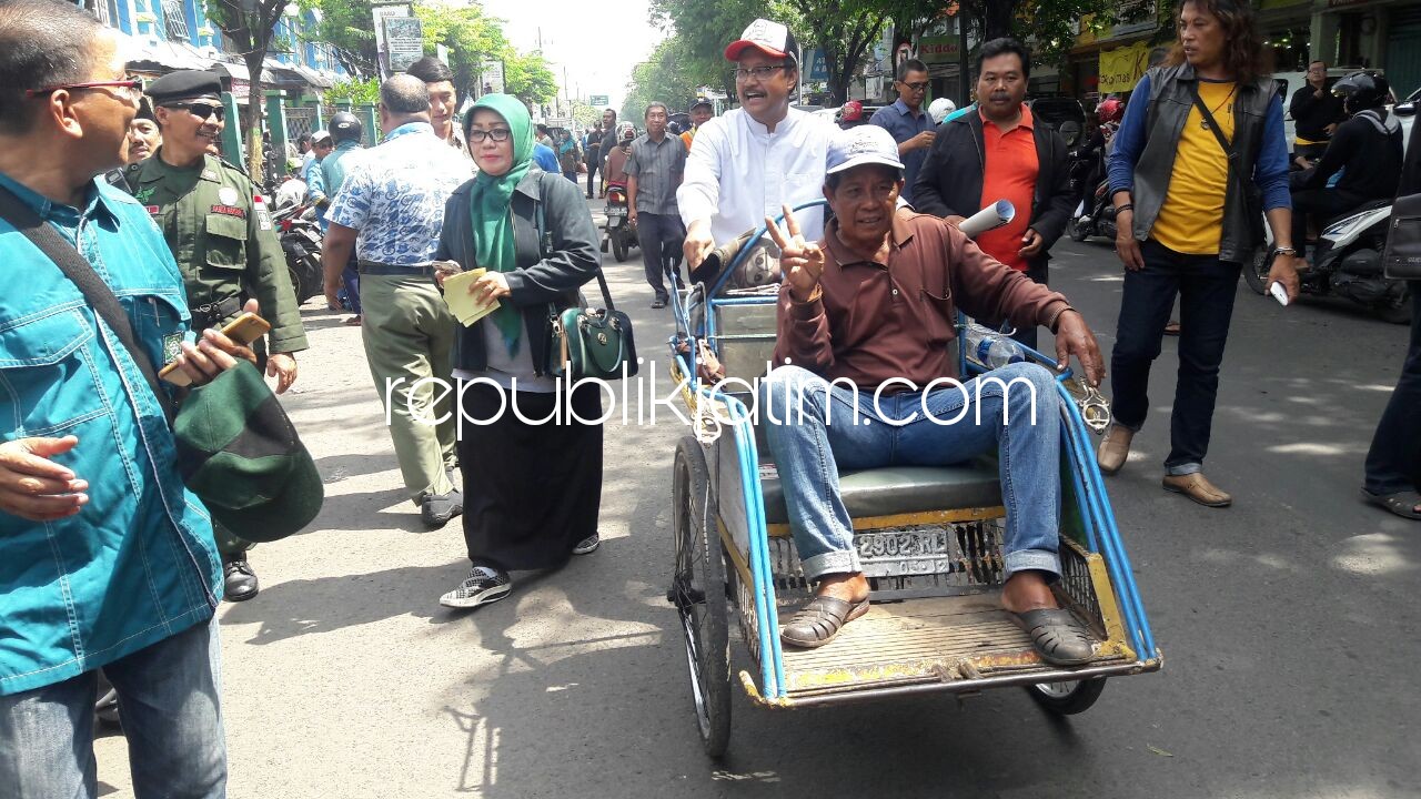 NARIK - Calon Gubernur Jawa Timur, Saifullah Yusuf mengayuh becak salah seorang penarik becak yang mangkal di depan Pasar Larangan, Kecamatan Candi, Kabupaten Sidoarjo, Sabtu (10/03/2018).