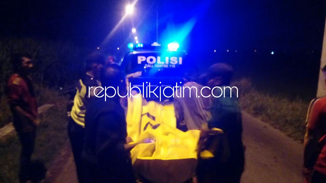 EVAKUASI - Petugas Polsek Krembung mengevakuasi jenazah, Warji (55) untuk dilarikan ke RS Bhayangkara Pusdik Gasum Porong, Minggu (11/03/2018) dini hari.