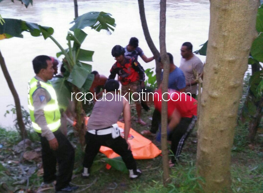 EVAKUASI - Jazad korban tenggelam, Sudarso saat dievakuasi petugas dari Sungai Brantas Porong, Senin (12/03/2018) petang.