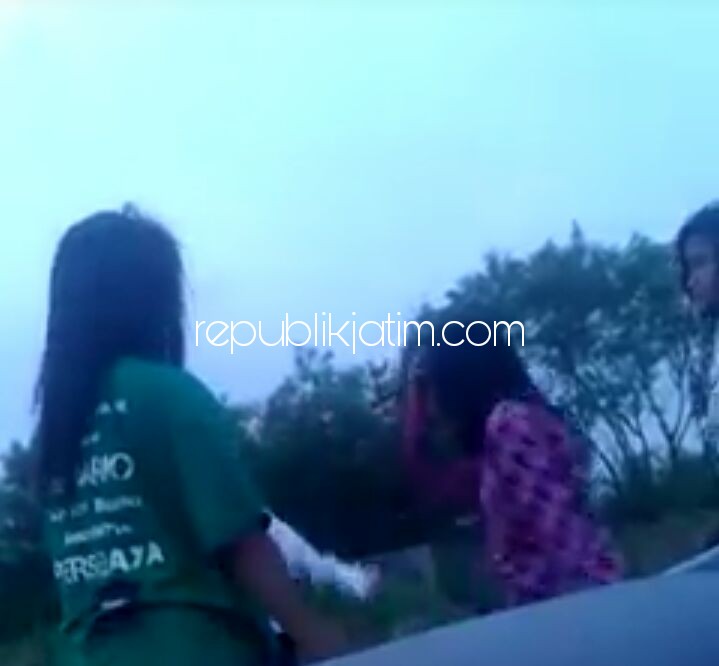 DIBULLY - Siswi SMP Muhammadiyah 6 Krian yang diduga dibully 4 rekannya siswi SMPN Taman dan YPM yang videonya viral di Medsos.