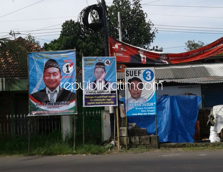 DILAKBAN - Banner Cakades Tanggul, Kecamatan Wonoayu ditempeli lakban karena panitia melarang menggunakan ijazah sarjana karena tak sesuai dengan saat pendaftaran, Rabu (14/03/2018).
