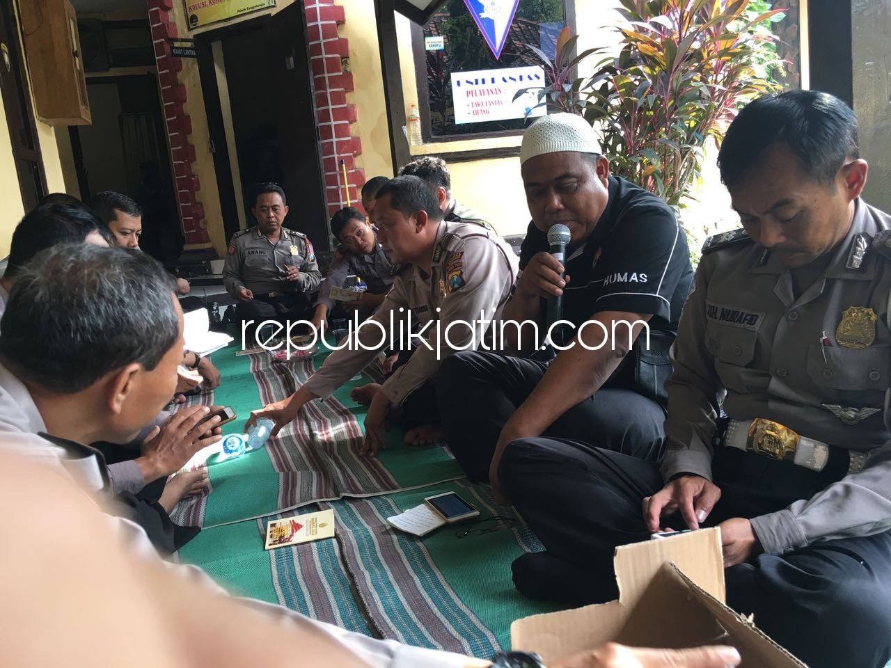 DOA BERSAMA - Kasi Humas Polsek Tanggulangi, Aiptu Khoirul Mujid saat memimpin doa bersama yang diikuti seluruh anggotan Polsek Tanggulangin, Rabu (14/03/2018).
