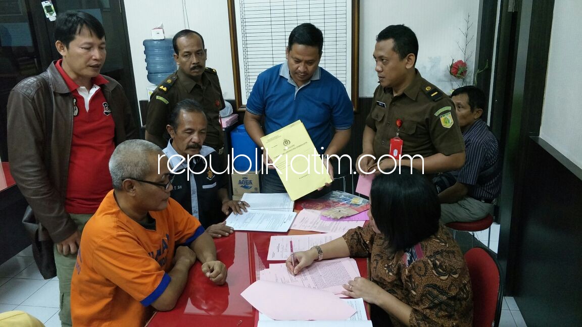 DIPERIKSA - Tersangka kasus kepemilikan pil PCC dan pil DMP 5,3 juta butir, Imam Mukhlison beserta berkasnya dilimpahkan ke JPU Kejari Sidoarjo tetapi dikembalikan karena ketidaksinkronan bukti setelah berkas dan tersangka diperiksa, Kamis (15/03/2018).