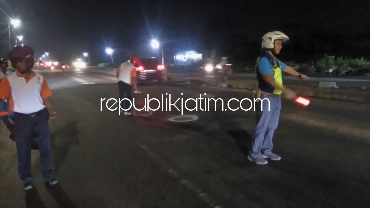 TANDAI JALAN BERLUBANG -Kompak, RAPI, ORARI, Club HCF (Honda Civic Famili), New ILS dan relawan melakukan pengecatan lubang di kawasan JL Raya Candi, Kabupaten Sidoarjo yang berlubang agar tidak makan korban lagi, Kamis (15/03/2018).