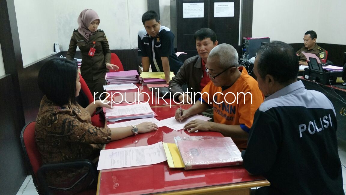 LENGKAP - JPU Kejari Sidoarjo akhirnya menyatakan lengkap pelimpahab tahap 2 perkara pil PCC dan DMP 5,3 juta usai kekurangan dilengkapi penyidik Polsek Wonoayu, Kamis (15/03/2018) sore.