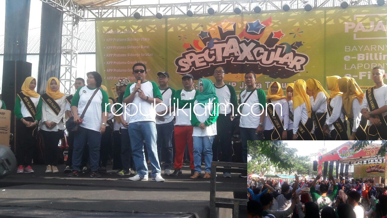 SPECTAXCULAR - Kepala Kanwil DJP Jatim II, Neilmaldrin Noor memberikan sambutan dalam acara spectaxcular di Parkir Timur GOR Sidoarjo dengan senam aerobik, pelayanan perpajakan dan pembagian doorprize menyedot perhatian ribuan warga, Minggu (18/03/2018).