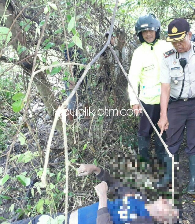 TERJEBUR - Kapolsek Tanggulangin, Kompol Sirdi menunjukkan korban tewas tenggelam, Sugianto (30) yang tenggelam di Sungai Desa Ganggangpanjang, Kecamatan Tanggulangin, Sidoarjo, Senin (19/03/2018) sore.
