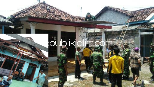 DITERJANG ANGIN - Puluhan rumah warga Desa Tambakrejo, Kecamatan Krembung, Sidoarjo tertimpah pohon dan sebagian atapnya berterbangan paska diterjang angin putin beliung, Senin (19/03/2018) petang.
