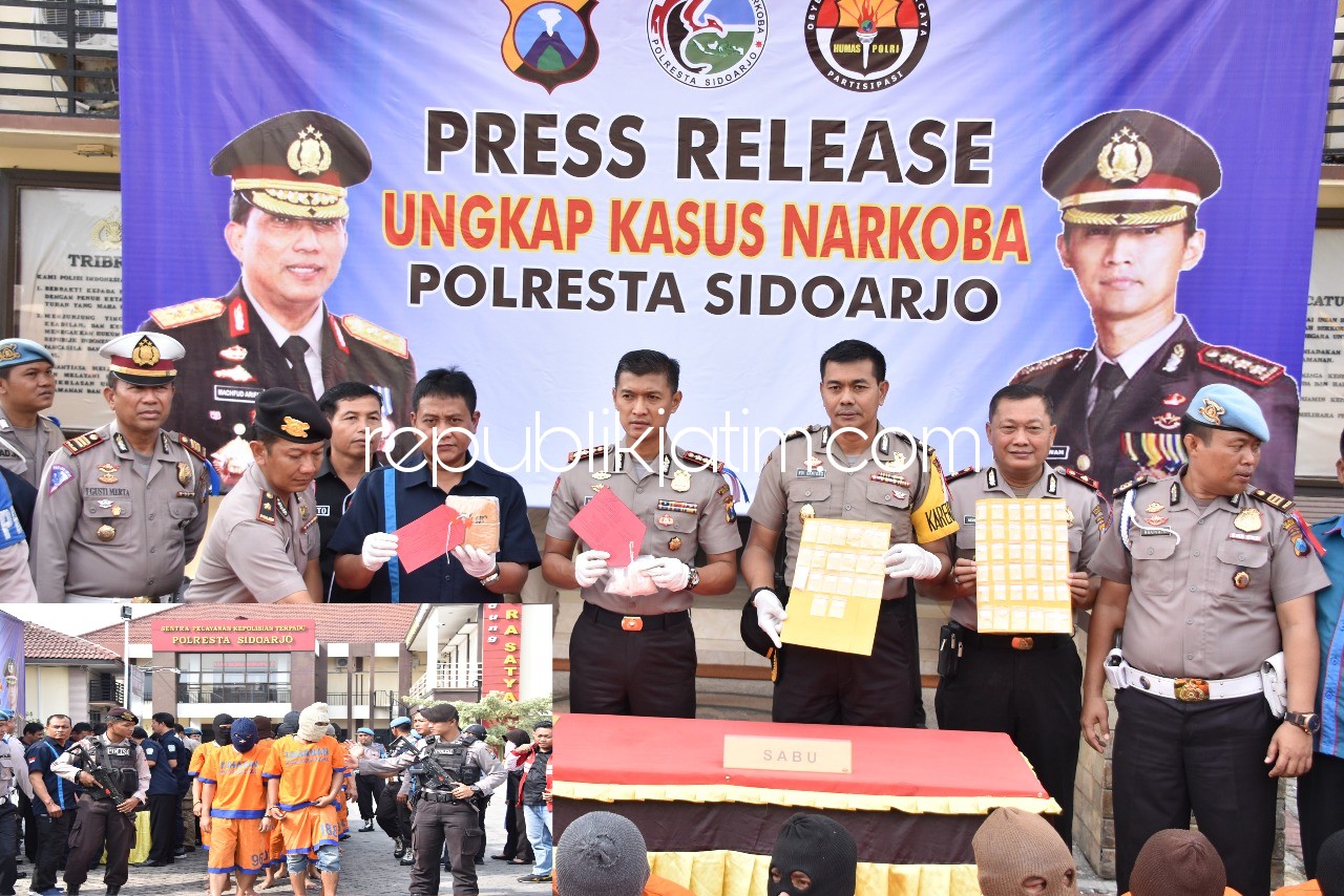 DIPAMERKAN - Kapolresta Sidoarjo, Kombes Pol Himawan Bayu Aji didampingi Kasat Resnarkoba, Kompol Sugeng Purwanto memamerkan 22 tersangka dan barang bukti hasil pengungkapan kasus narkoba selama sepekan terakhir, Rabu (21/03/2018).