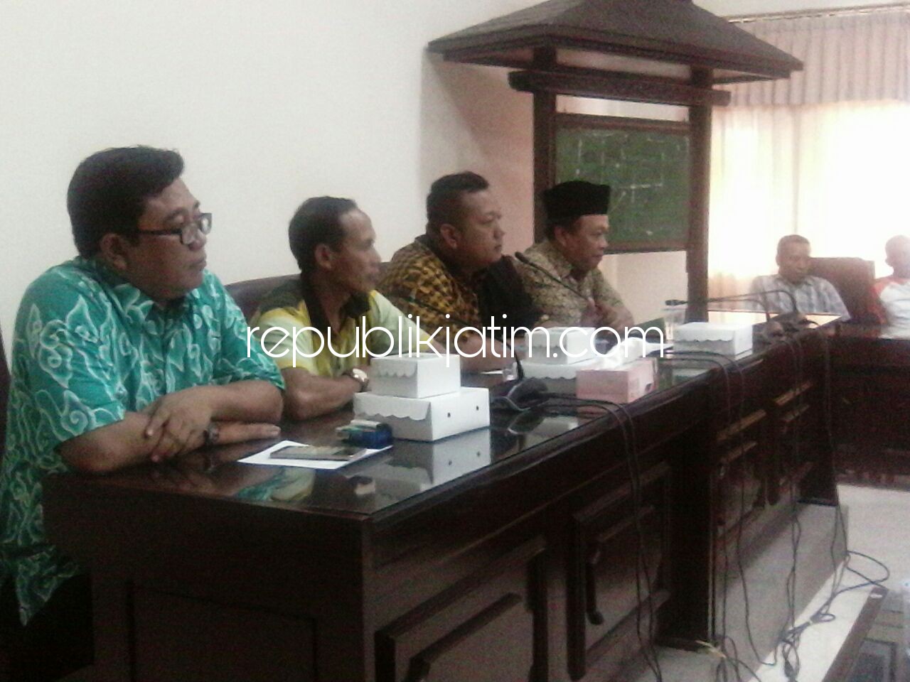 MEDIASI - Sejumlah pejabat DPMPD, anggota Komisi A dan perwakilan Aloka bermediasi akan tetapi belum menemukan titik temu, Jumat (23/03/2018).