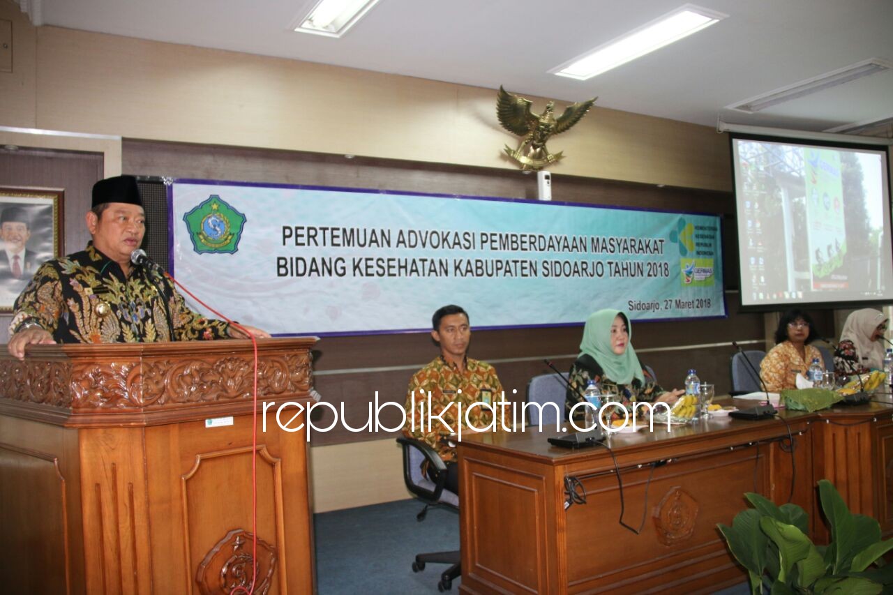PENGARAHAN - Bupati Sidoarjo, Saiful Ilah memberikan pengarahan dalam acara Pertemuan Advokasi Pemberdayaan Masyarakat Bidang Kesehatan Kabupaten Sidoarjo 2018, Selasa (27/03/2018).