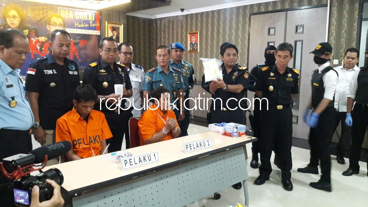 TERTANGKAP - Dua penyelundup sabu-sabu seberat 1 kilogram lebih diamankan petugas Kantor Pengawasan dan Pelayanan Bea dan Cukai Tipe Madya Pabean (KPPBC TMP) Juanda beserta barang buktinya, Selasa (27/03/2018).